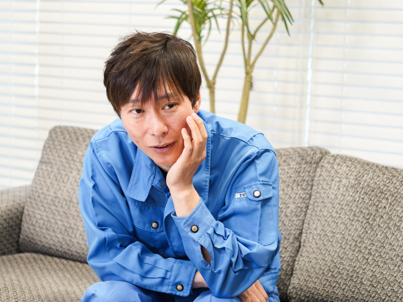 インタビューを受ける滝沢さん