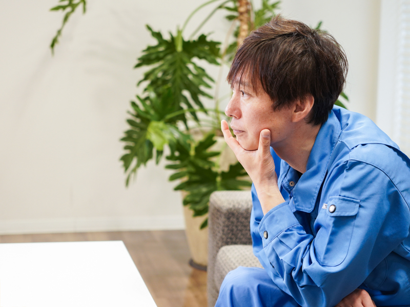 考え込む滝沢さん