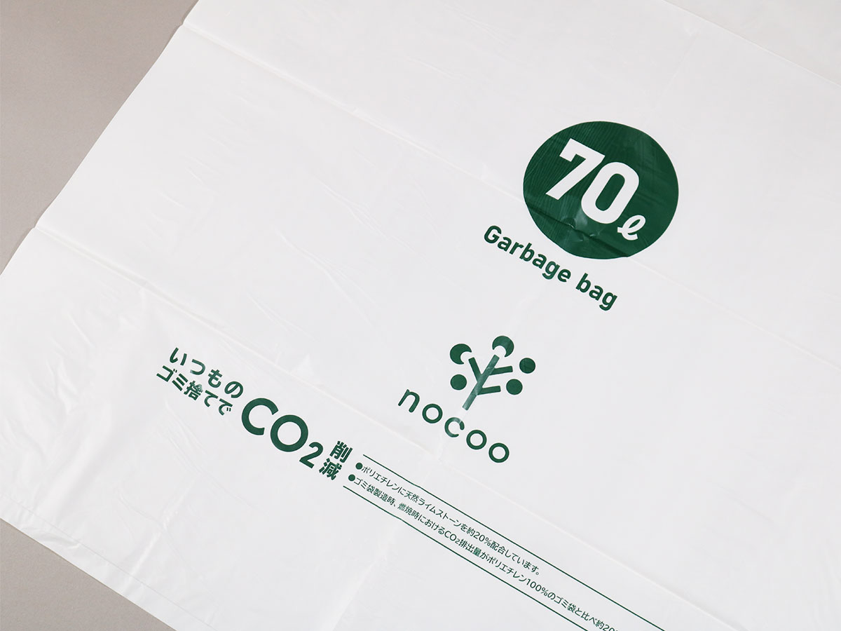 ゴミ袋本体には70Lの容量表記と<ruby>nocoo<rp>(</rp><rt>ノクー</rt><rp>)</rp></ruby>のロゴが印刷されています。