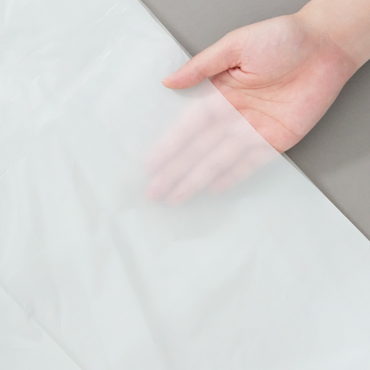天然ライムストーンを使用しているので、灰色がかっていてプライバシーにも配慮しています。ゴミ出しの際に柔らかくて結び易いです。