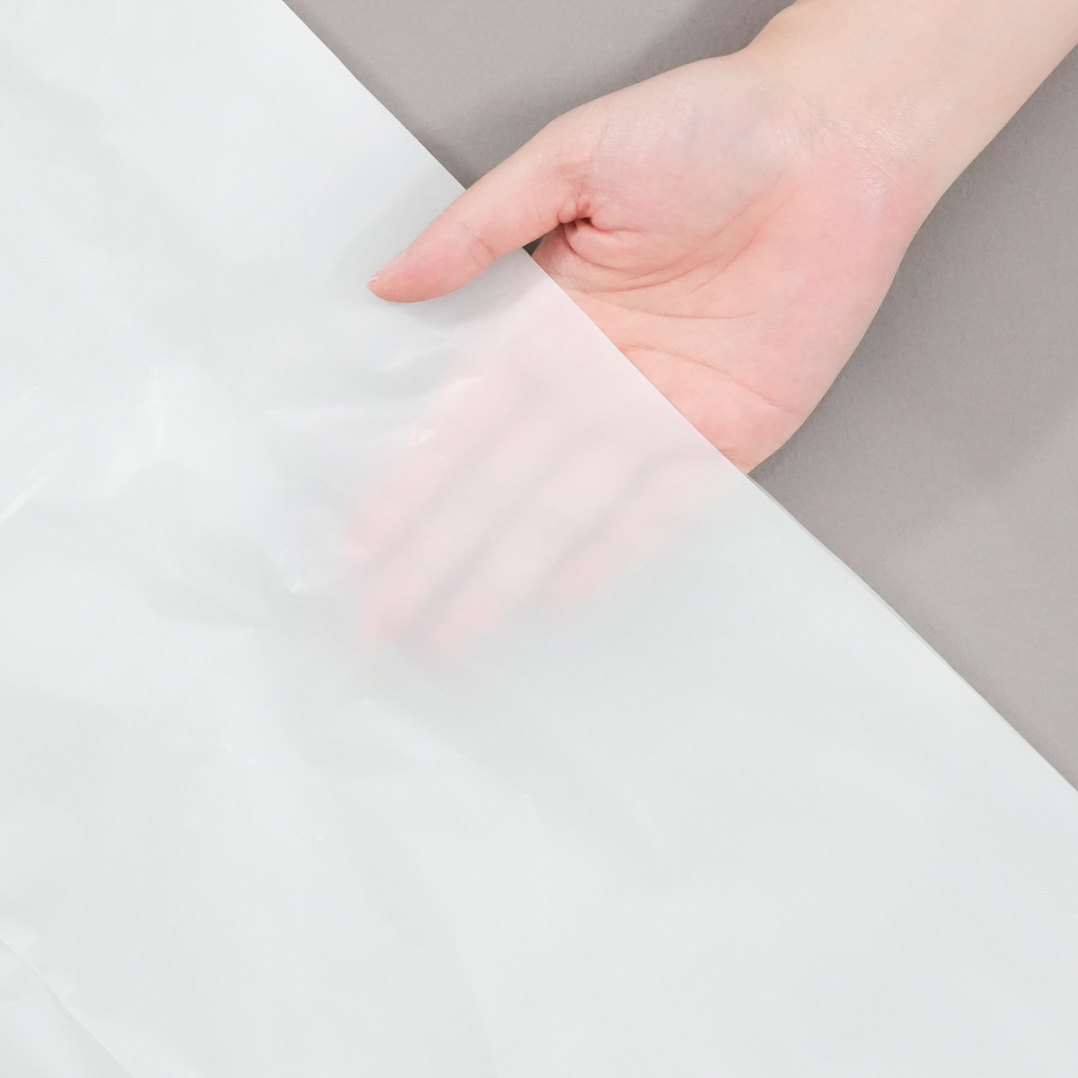天然ライムストーンを使用しているので、灰色がかっていてプライバシーにも配慮しています。ゴミ出しの際に柔らかくて結び易いです。