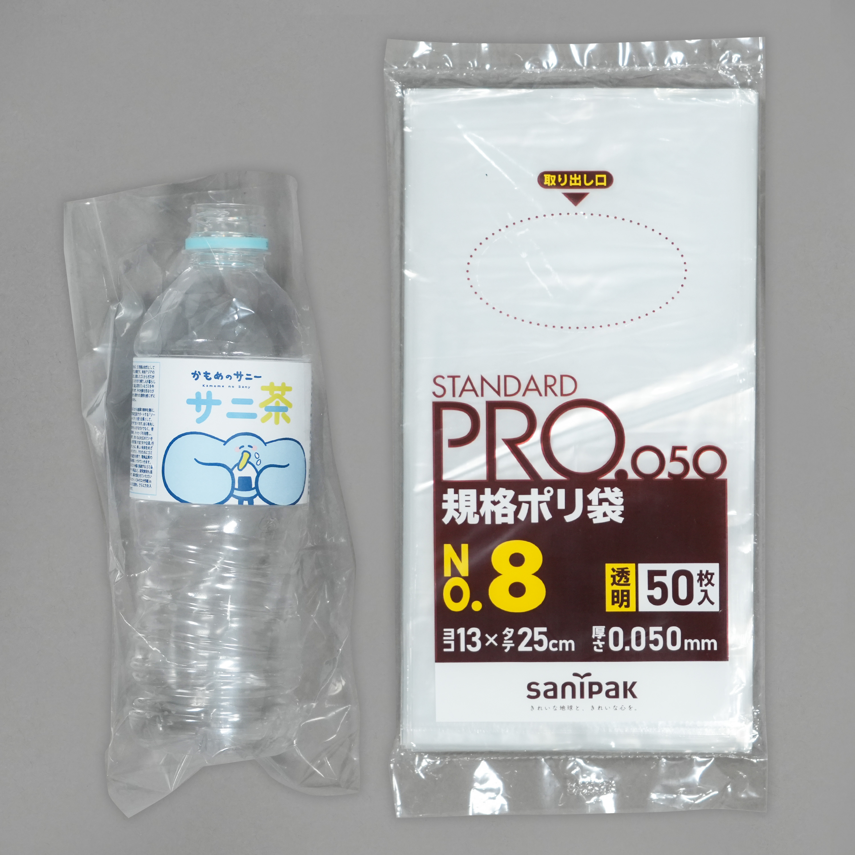 500mlペットボトル1本、箸、スプーン、フォークなど食卓まわりのカトラリーもまとめて入れられる大きさです。