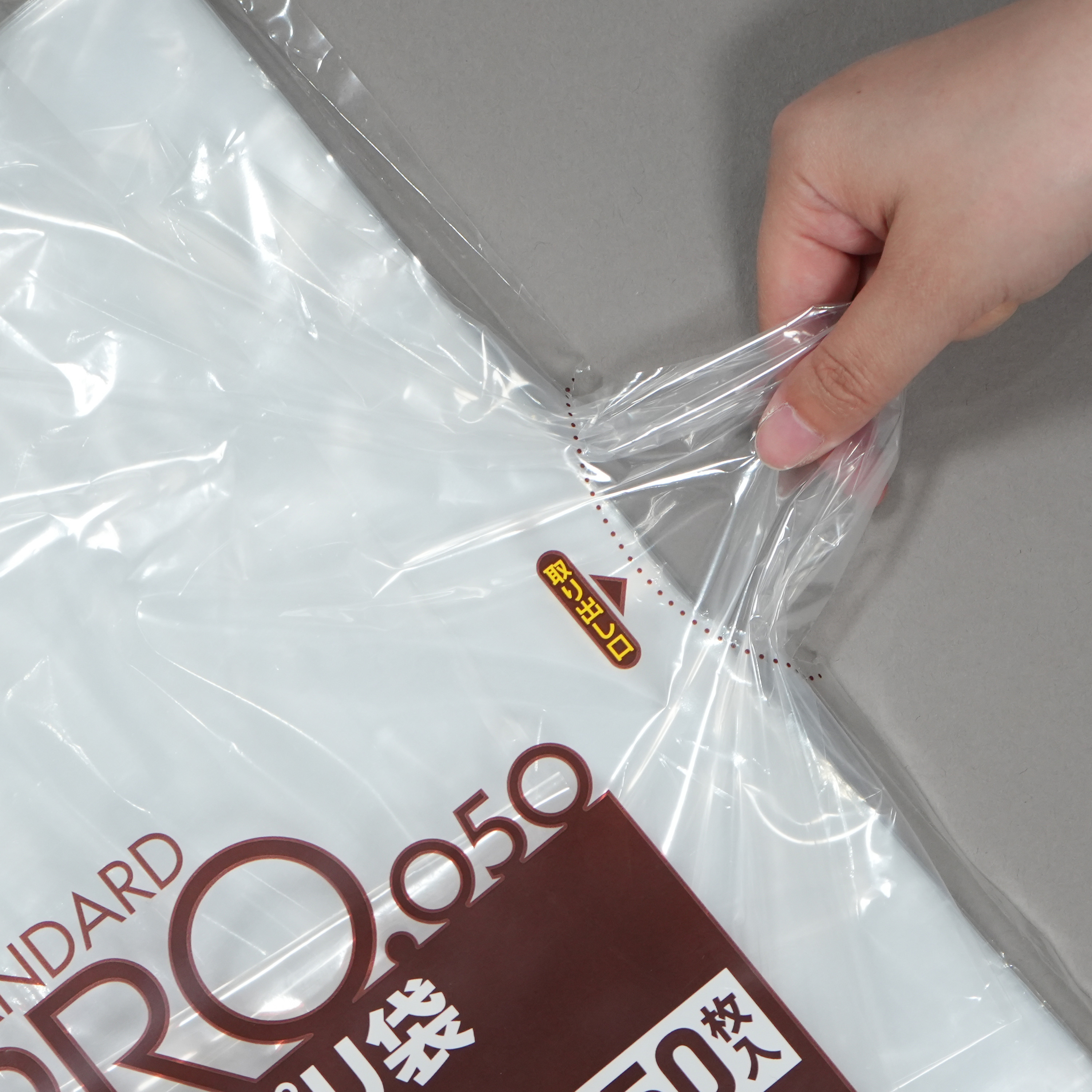 袋は透明なので中身が分かるようになっています。正面のほか、横からも1枚ずつ取り出し可能です。