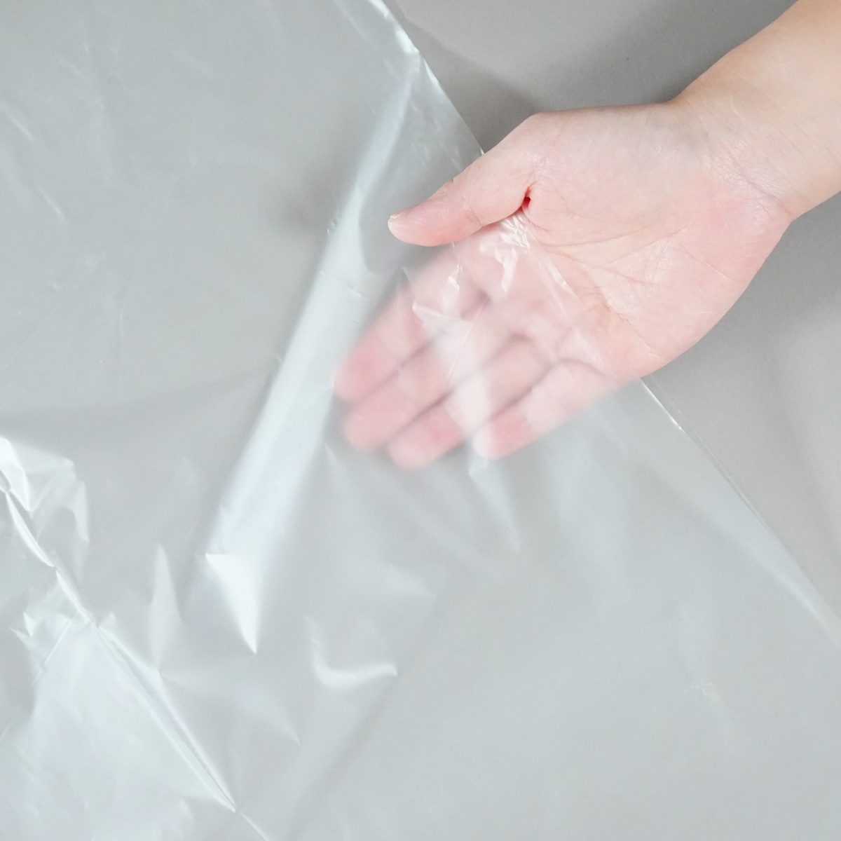 半透明で中身が少し透けて見えるタイプです。