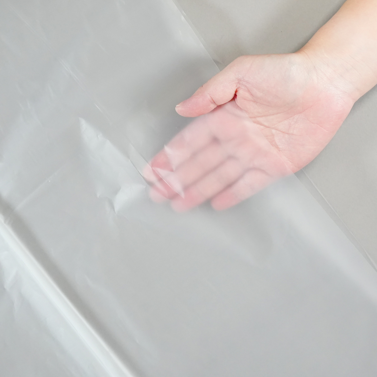 半透明で中身が少し透けて見えるタイプです。