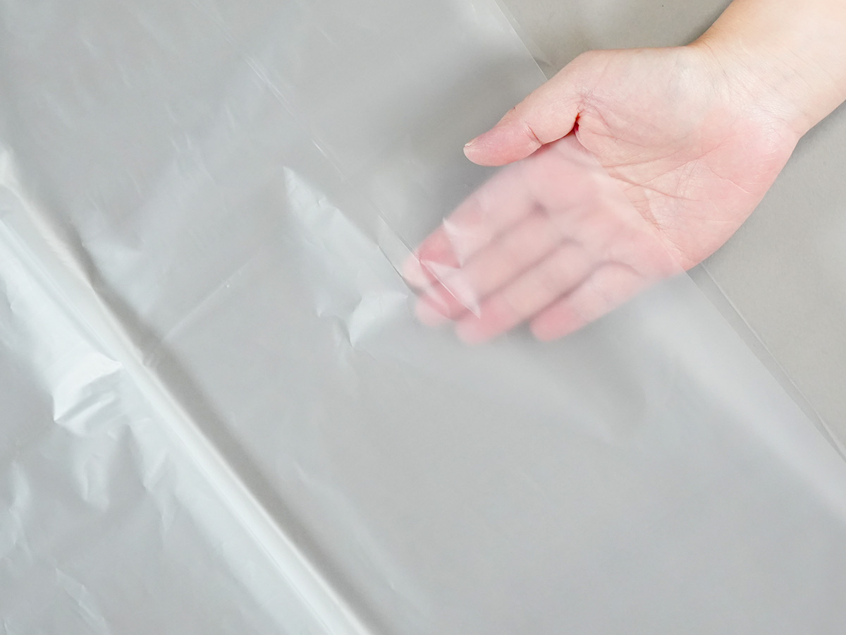 半透明で中身が少し透けて見えるタイプです。