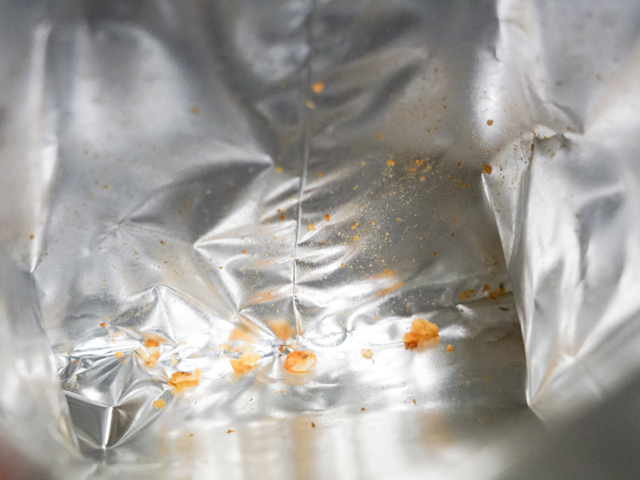 お菓子の袋に残った食べかす