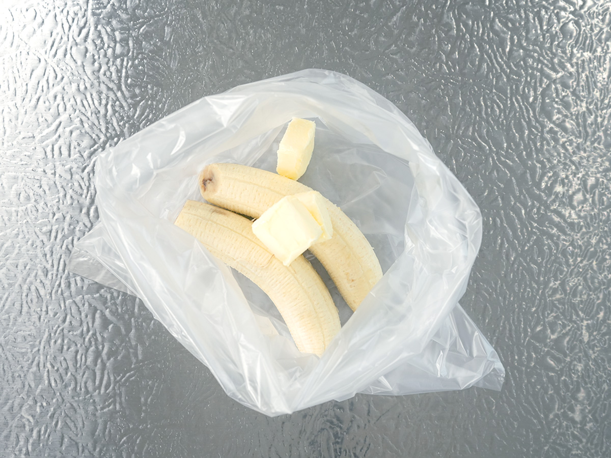 ポリ袋にバナナとバターを入れるシーン