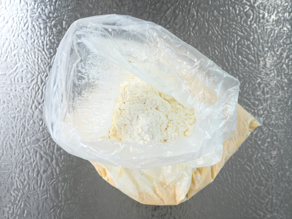 ホットケーキミックスを入れるシーン