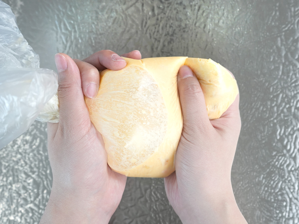 ポリ袋を揉み込んで混ぜるシーン