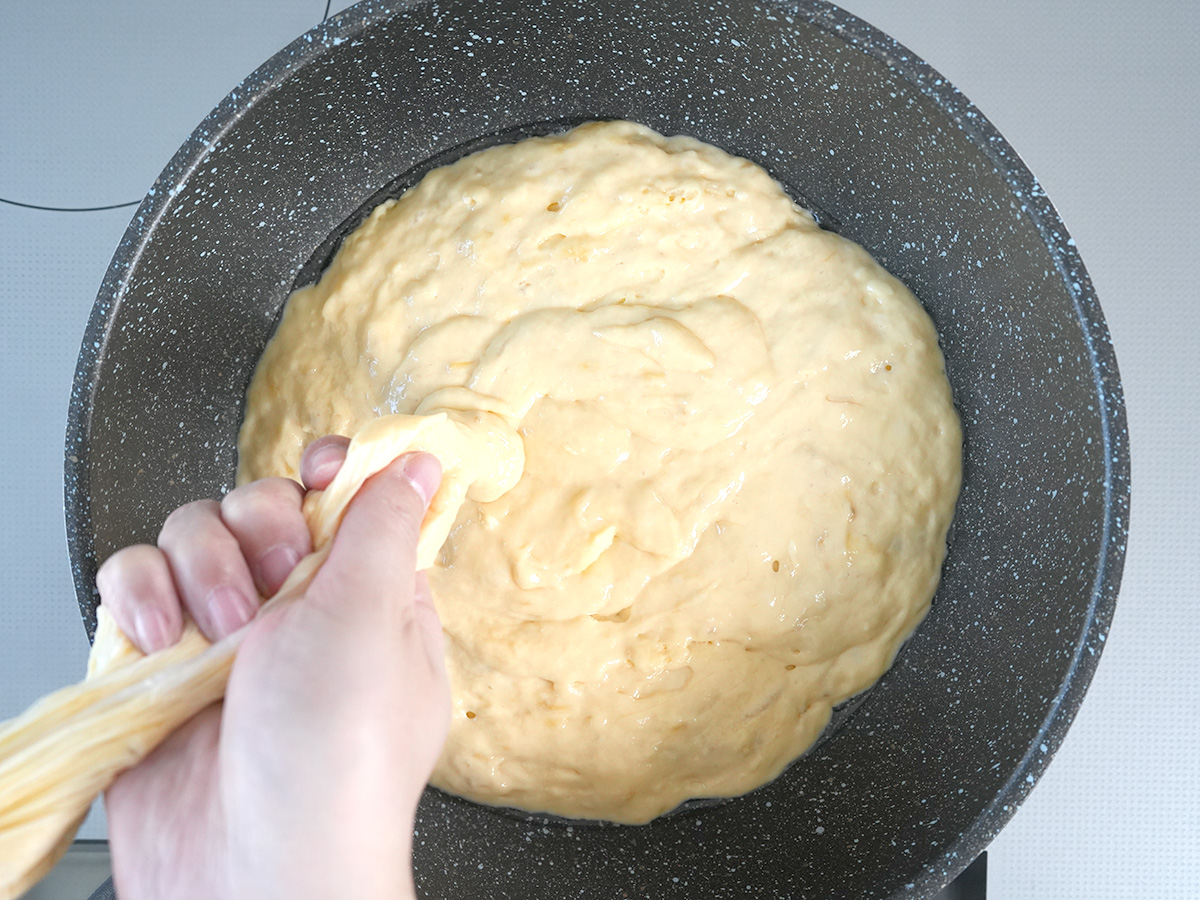 ポリ袋の先を切って生地を絞り出すシーン