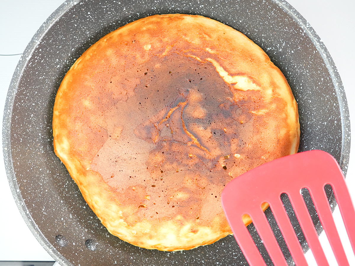 フライ返しで裏返して焼くシーン