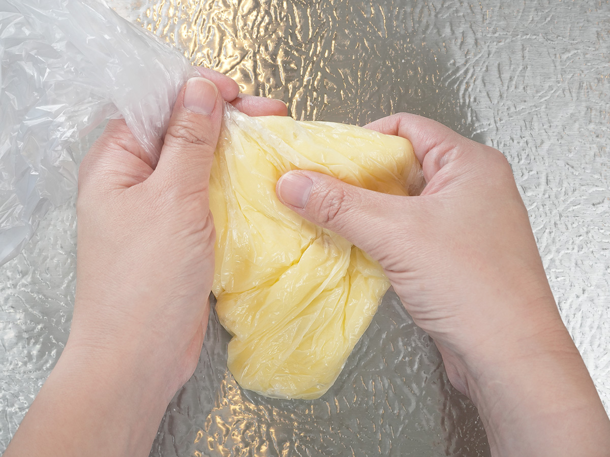 ポリ袋にバターと砂糖を入れて揉み込むシーン