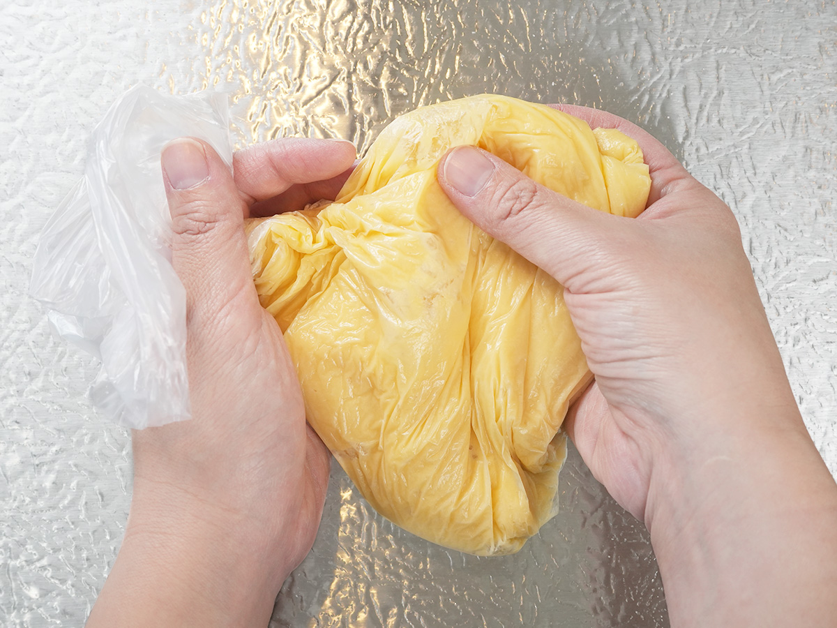 卵を入れて再び揉み込むシーン