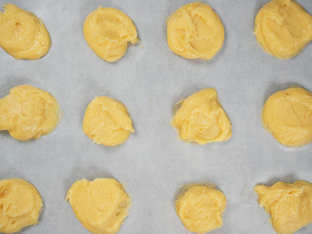 ポリ袋の端をはさみで切って、12等分に絞り出したシーン