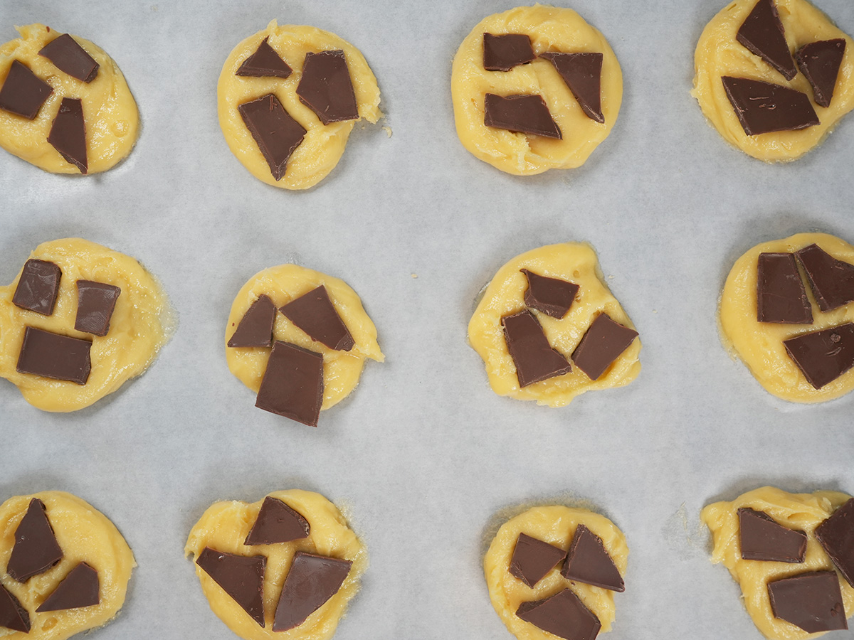 割った板チョコを生地に乗せるシーン