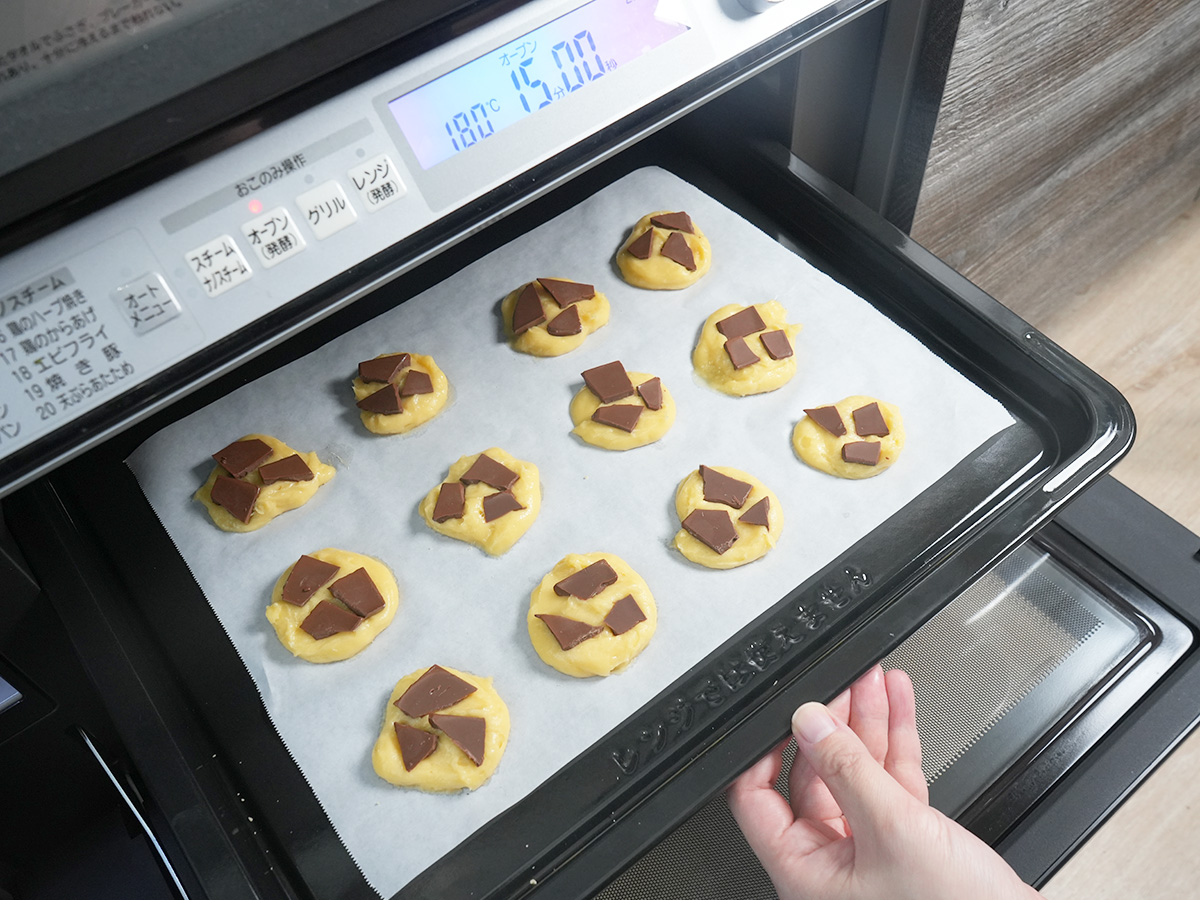 180度に熱したオーブンに入れるシーン