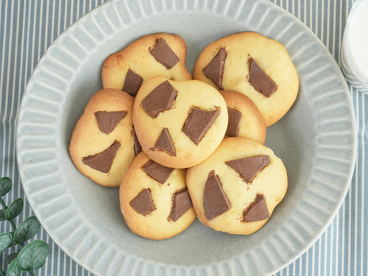 お皿に盛りつけるシーン