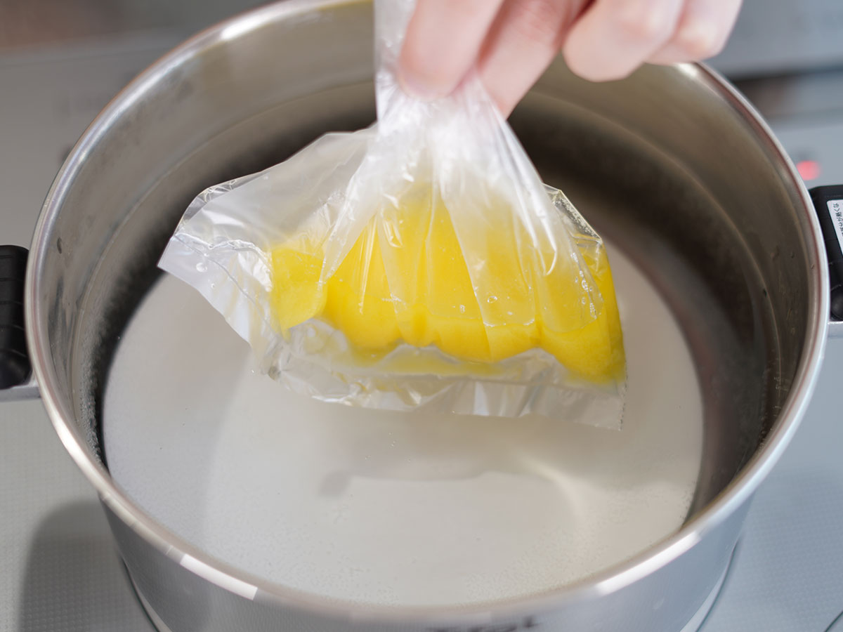 ポリ袋を湯せんしてバターを溶かす写真