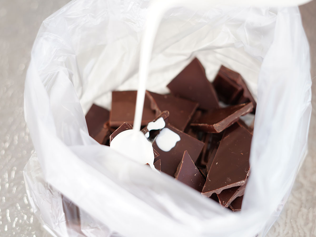 チョコレートを砕いて生クリームを入れるシーン