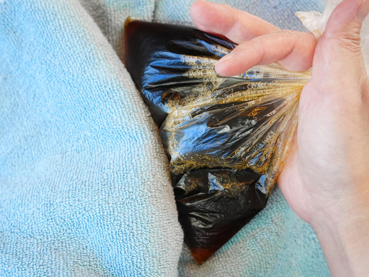 アイスティーを加えて混ぜるシーン