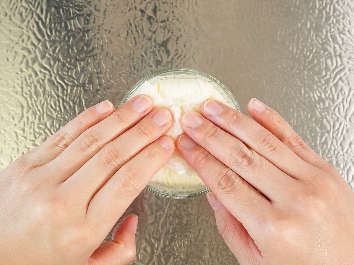 ポリ袋を湯せんするシーン