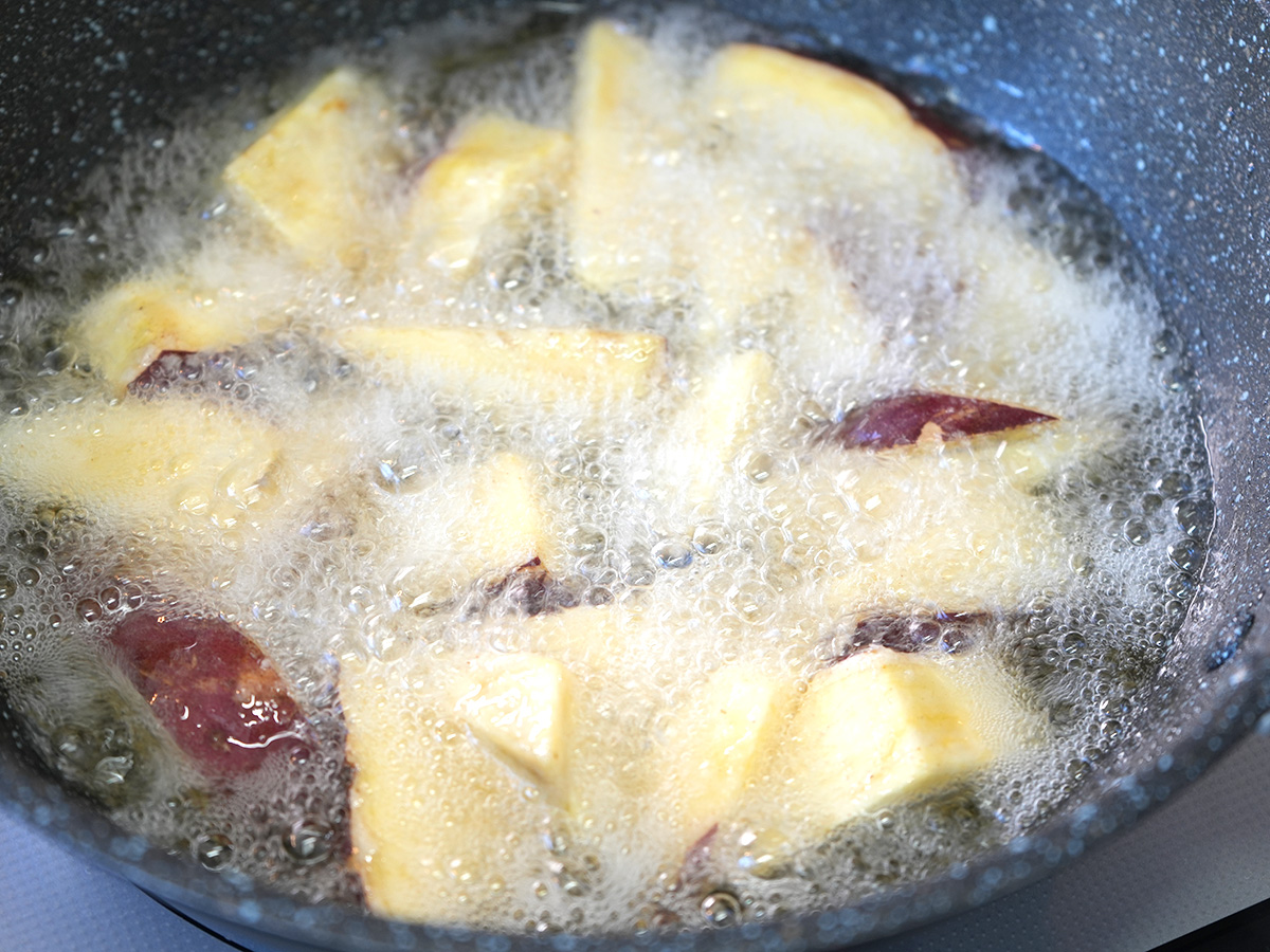 揚げ焼きにするシーン