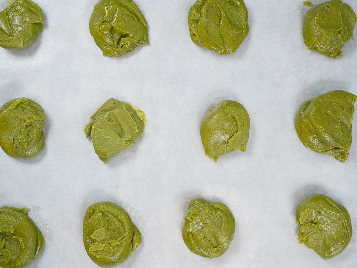 ポリ袋の端をはさみで切って、12等分に絞り出したシーン