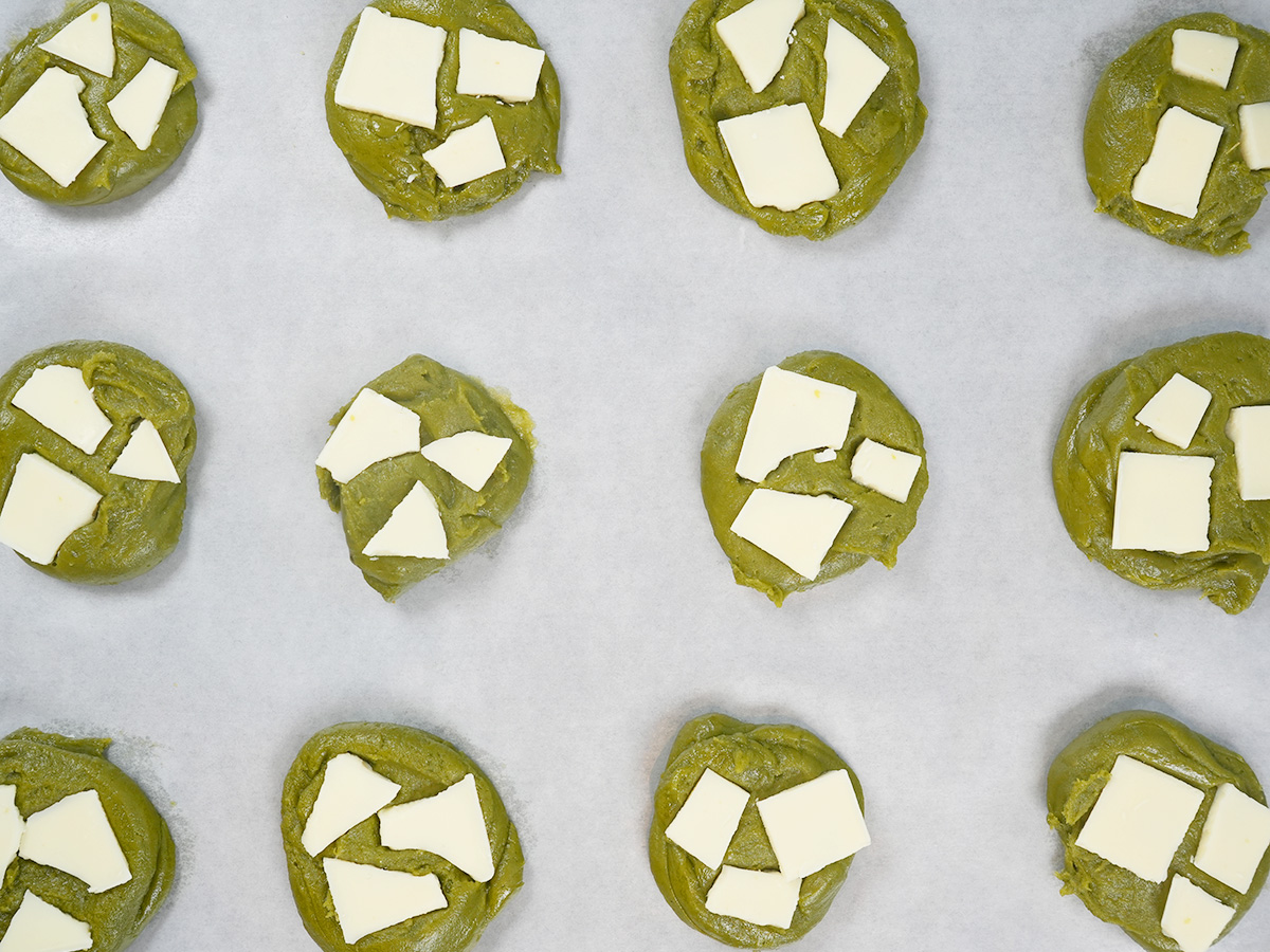 割った板チョコを生地に乗せるシーン