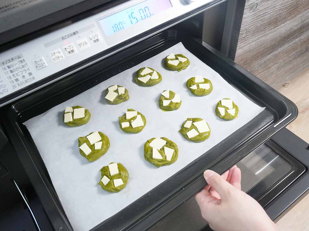 180度に熱したオーブンに入れるシーン