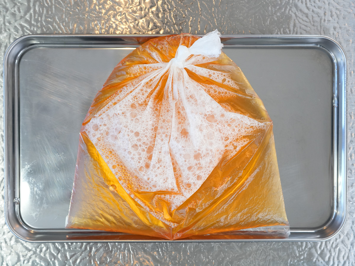 牛肉をポリ袋に入れてポリ袋を縛ったシーン