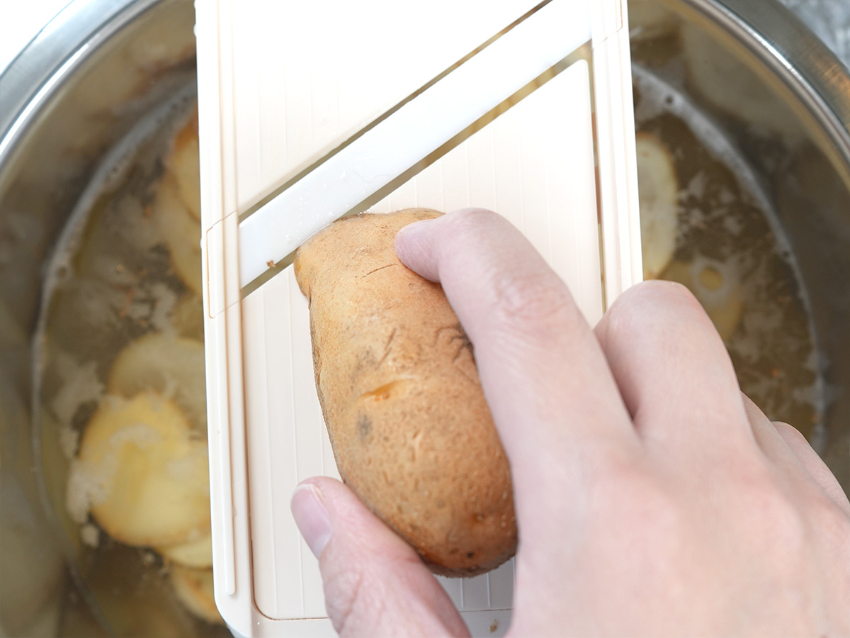 じゃがいもをスライスするシーン