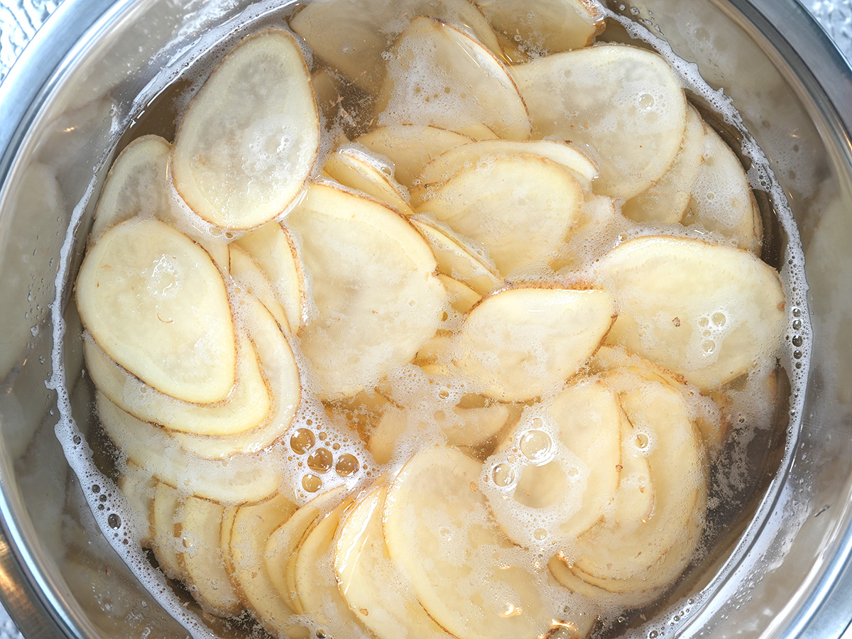 じゃがいものアクを抜くシーン