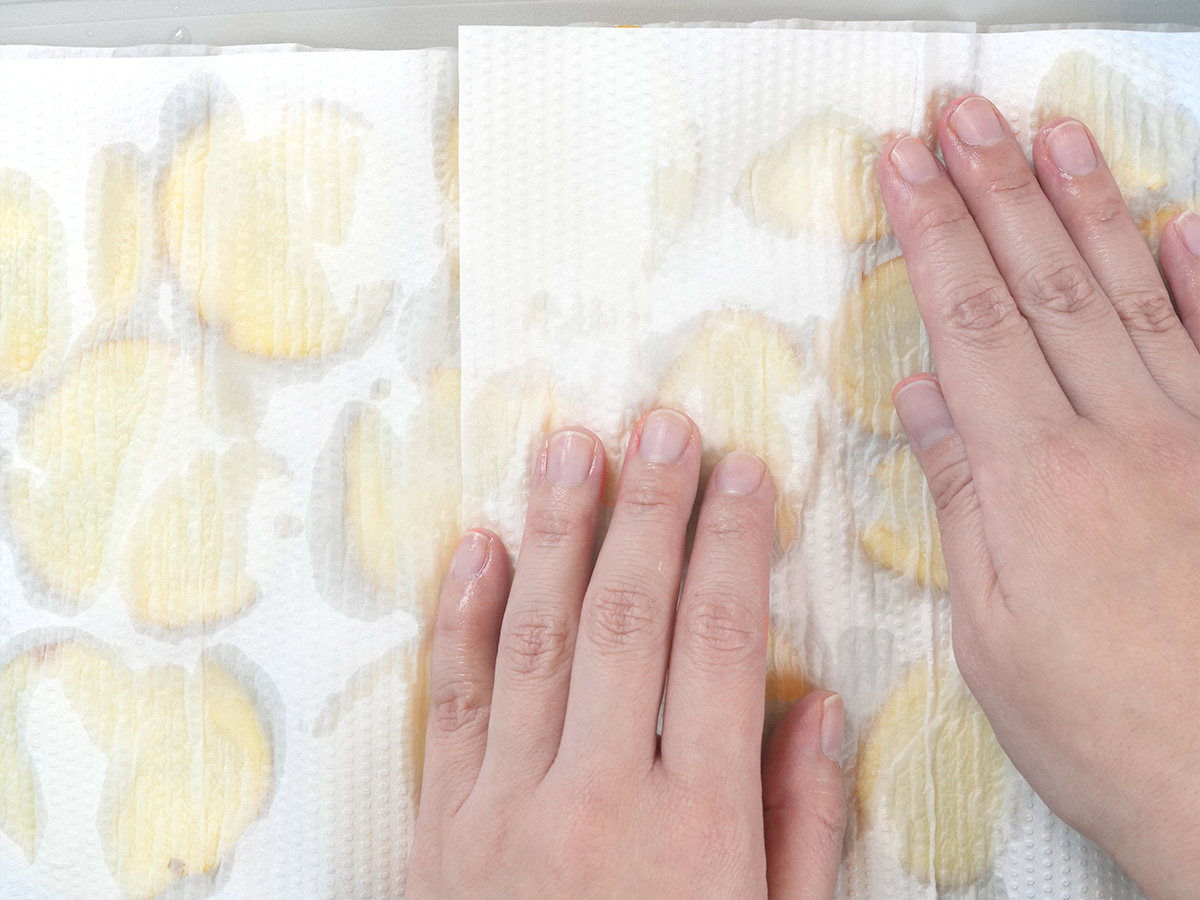 じゃがいもの水分をふき取るシーン