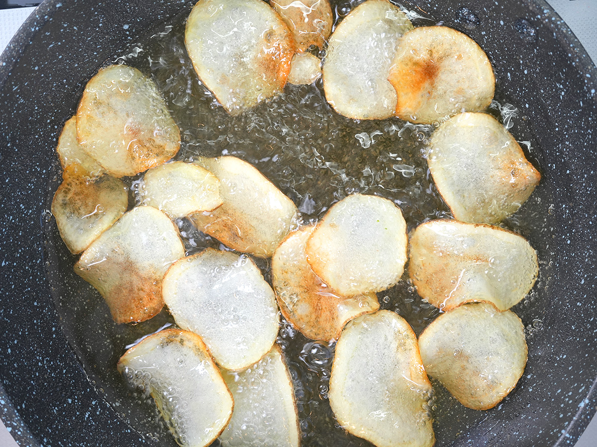 180度の油で揚げるシーン