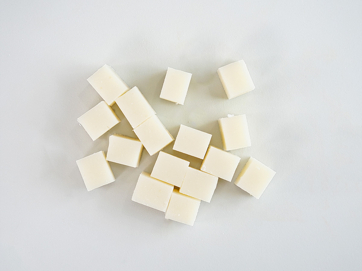 切り餅を切るシーン