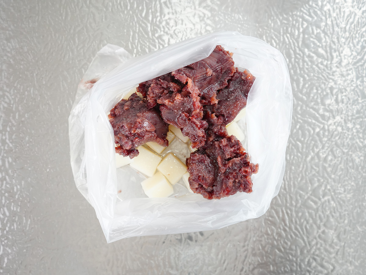 ポリ袋に切った餅、つぶあん、水、塩を入れるシーン