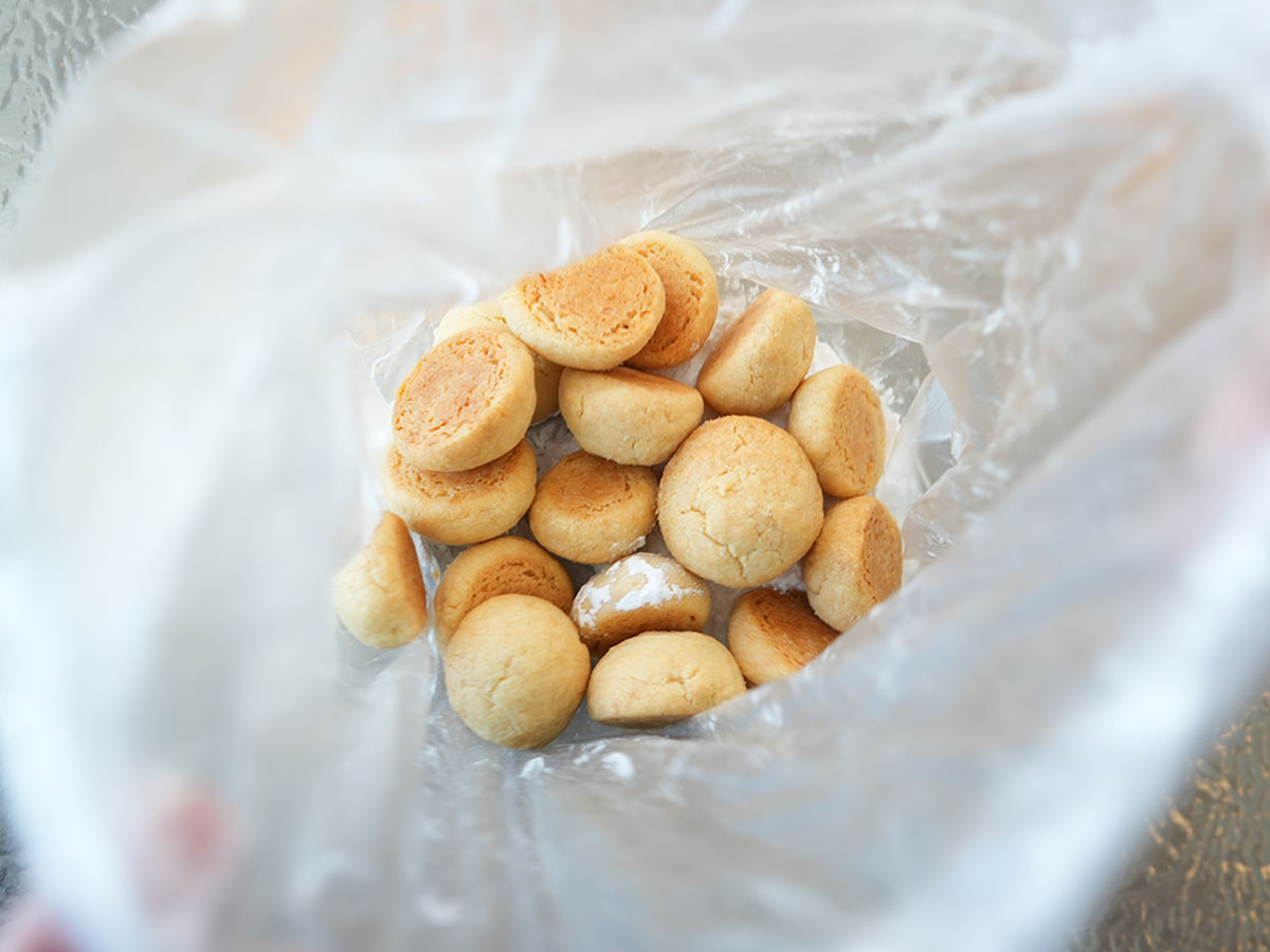 ポリ袋【3】にクッキーと粉糖を入れたシーン
