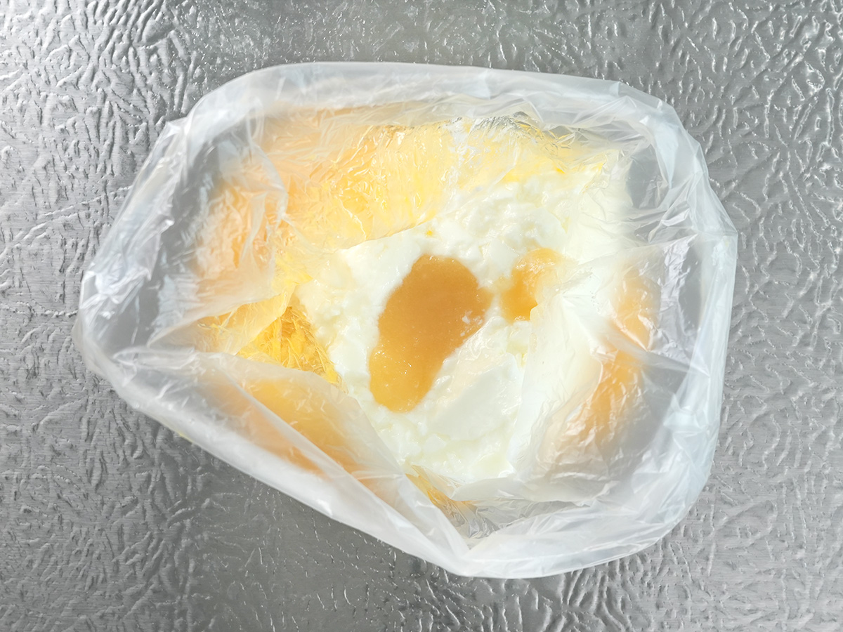 ポリ袋にAのヨーグルトとはちみつを加えるシーン