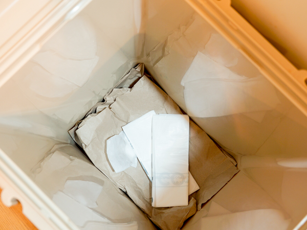 ゴミ箱の底に予備のゴミ袋を収納