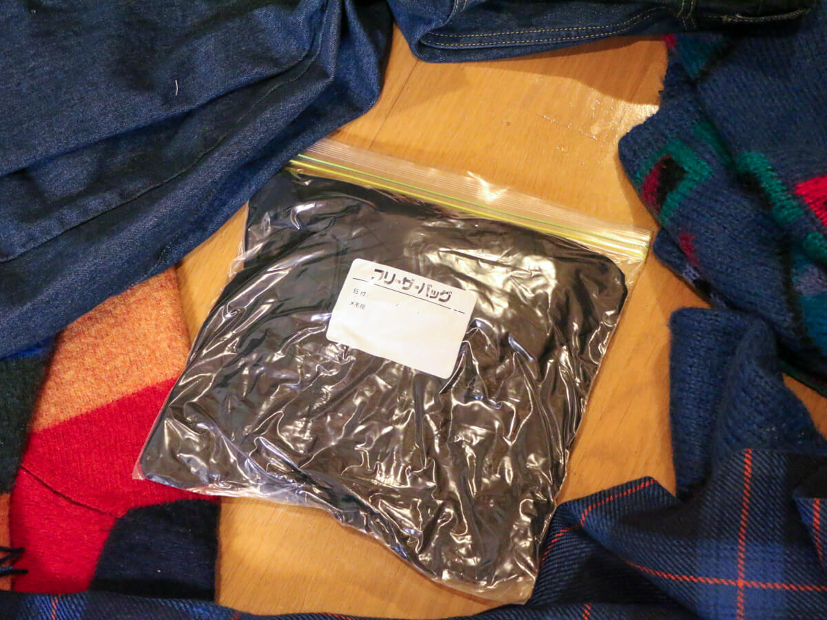 【フリーザーバッグでできる】衣類をコンパクトに収納するパッキング方法