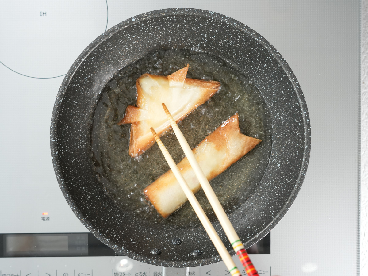 春巻きを揚げるシーン