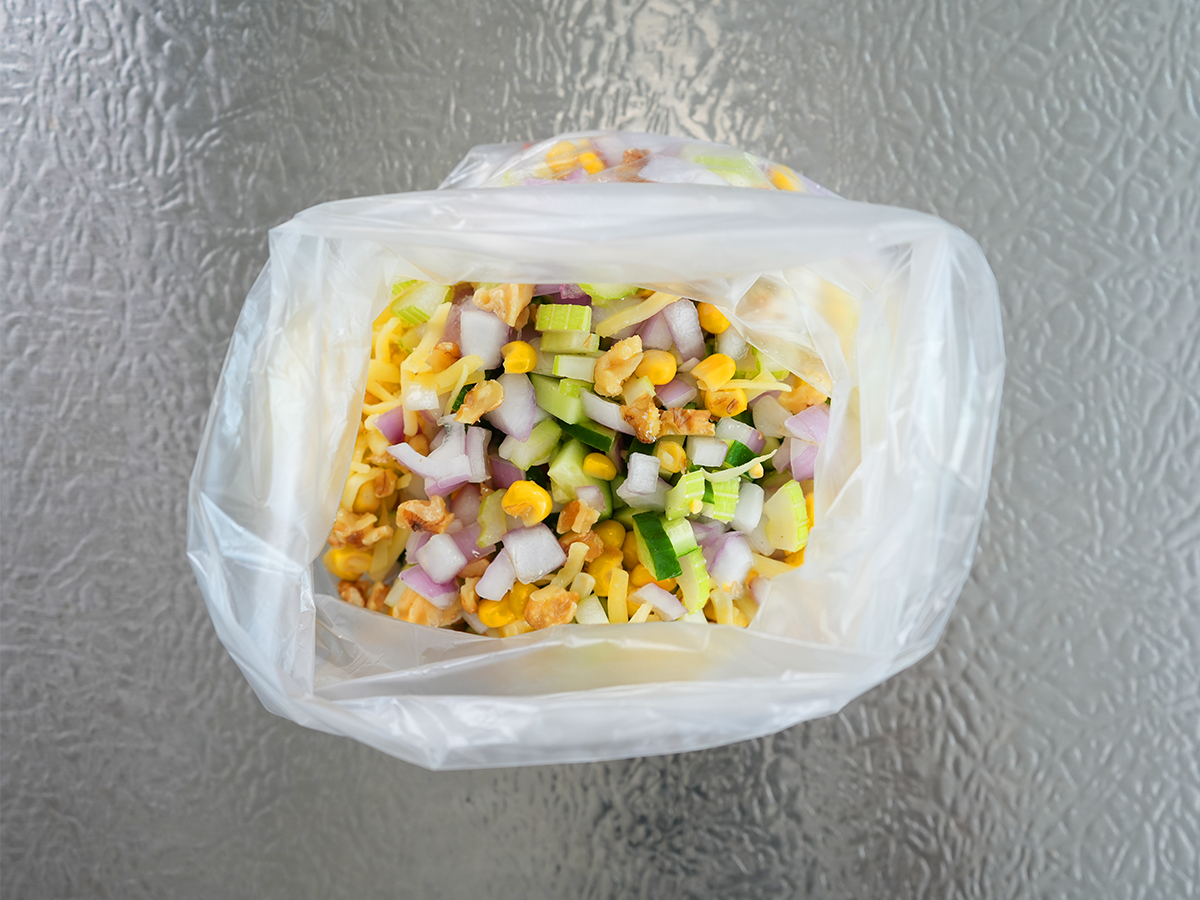 ポリ袋に材料を入れるシーン