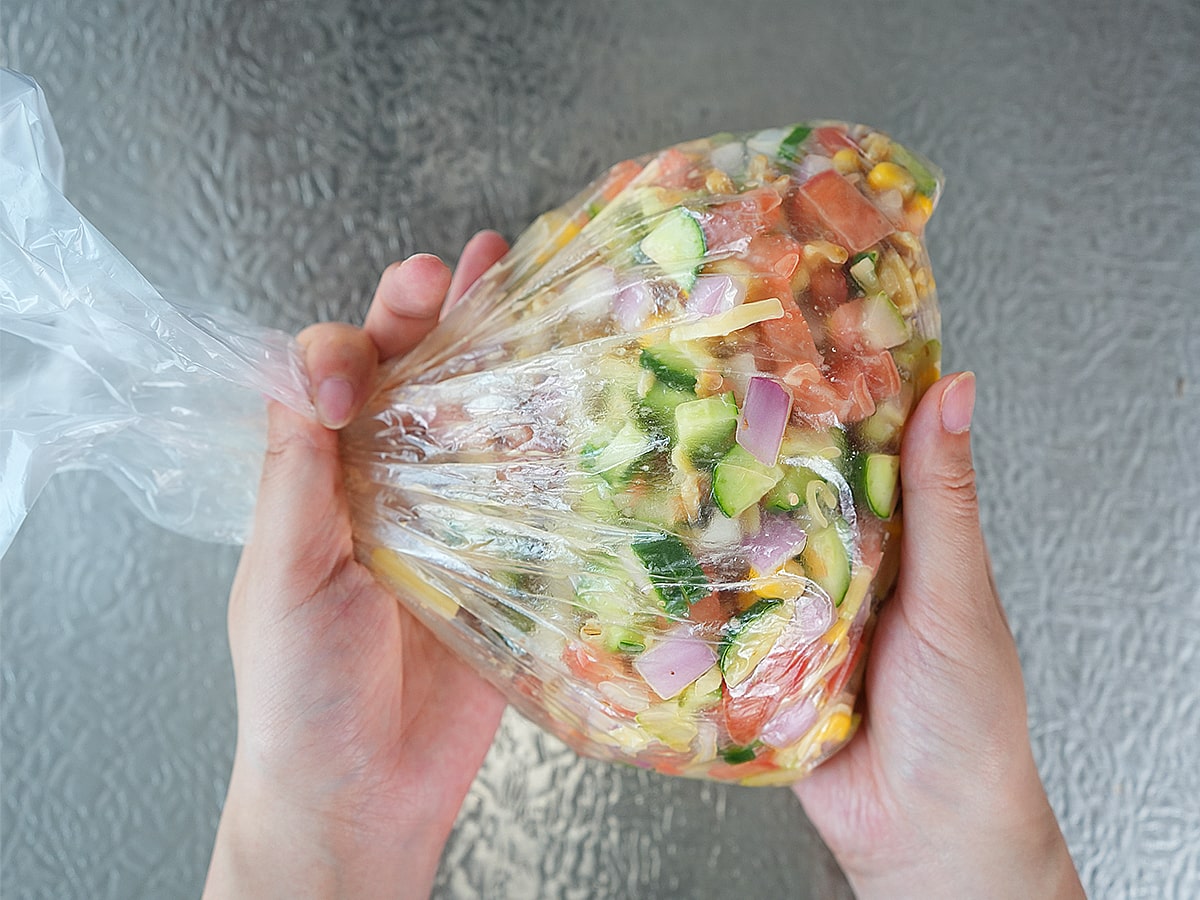 ポリ袋を軽く振って混ぜるシーン