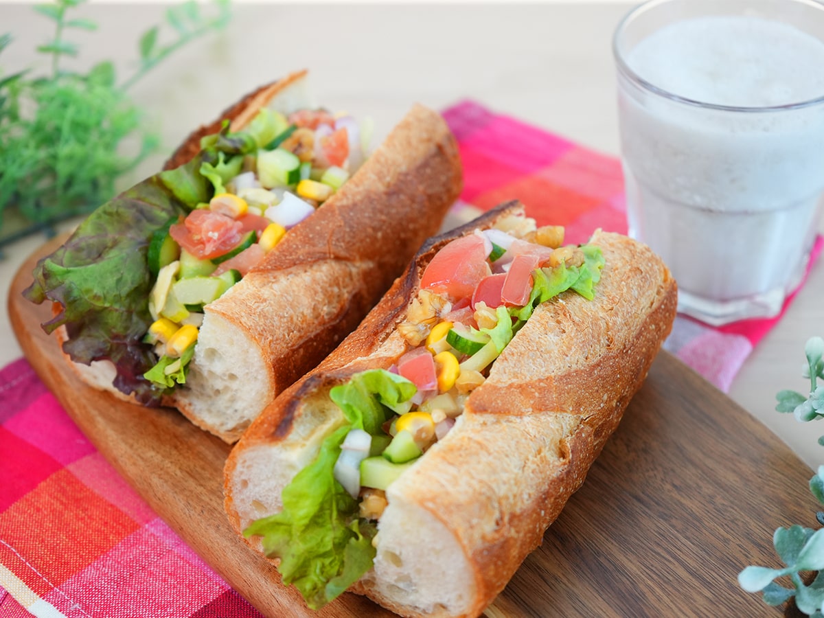 簡単に作れて彩りが綺麗な、旬の夏野菜で作る「チョップドサラダサンド」ポリ袋レシピ