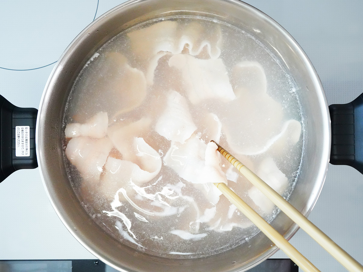 豚肉を茹でるシーン