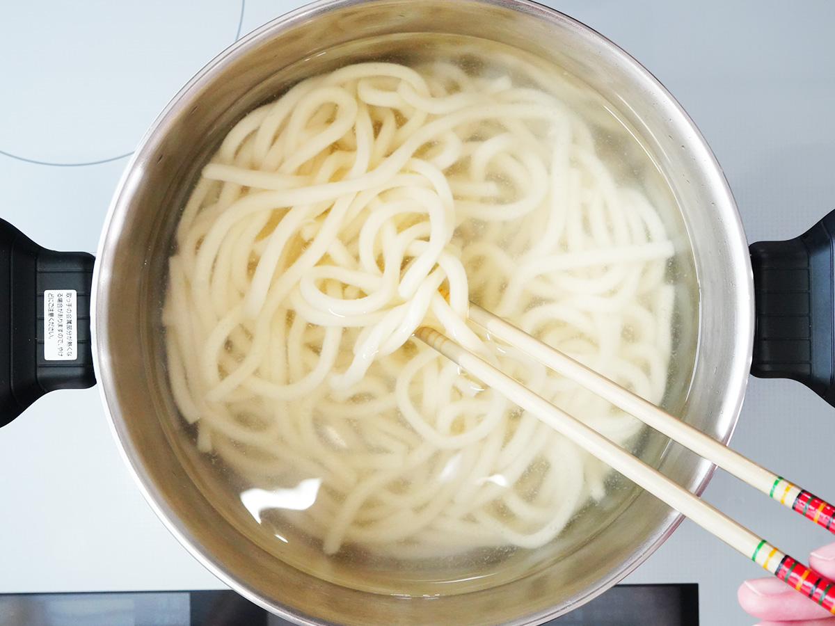 うどんを茹でるシーン