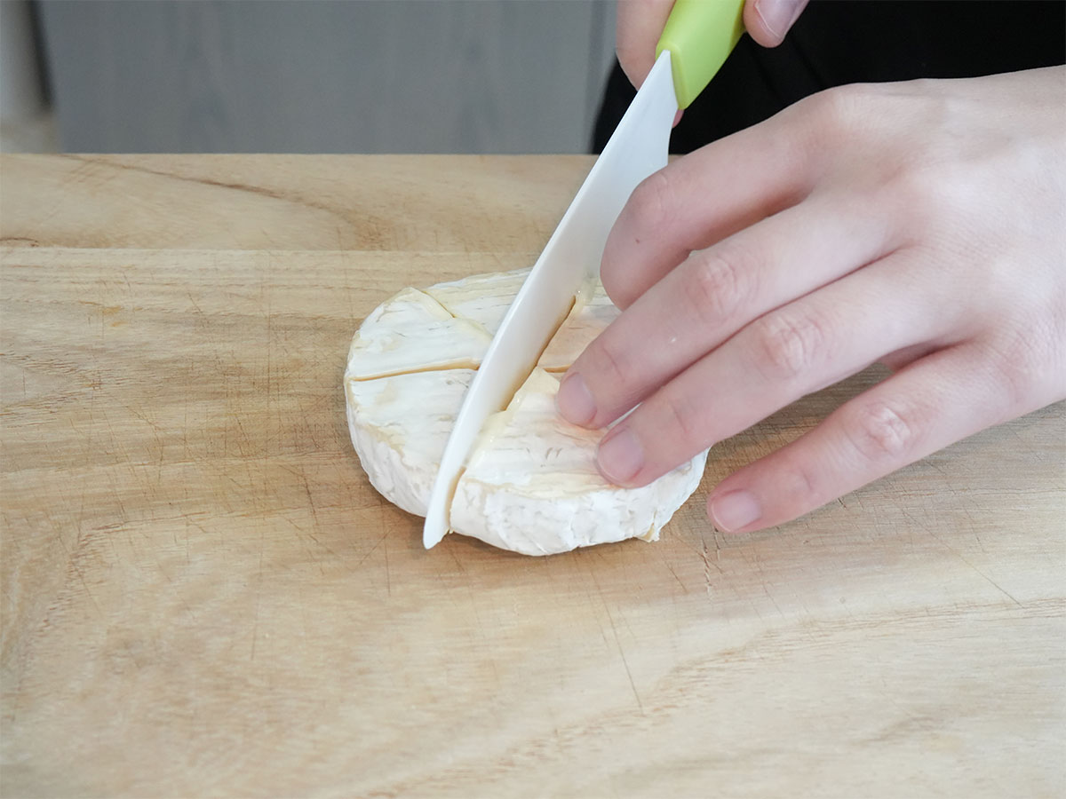 カマンベールチーズを切るシーン