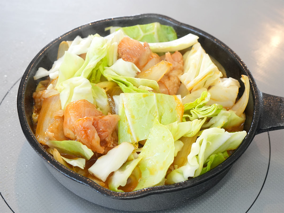 キャベツ、水を加えて3~4分煮るシーン