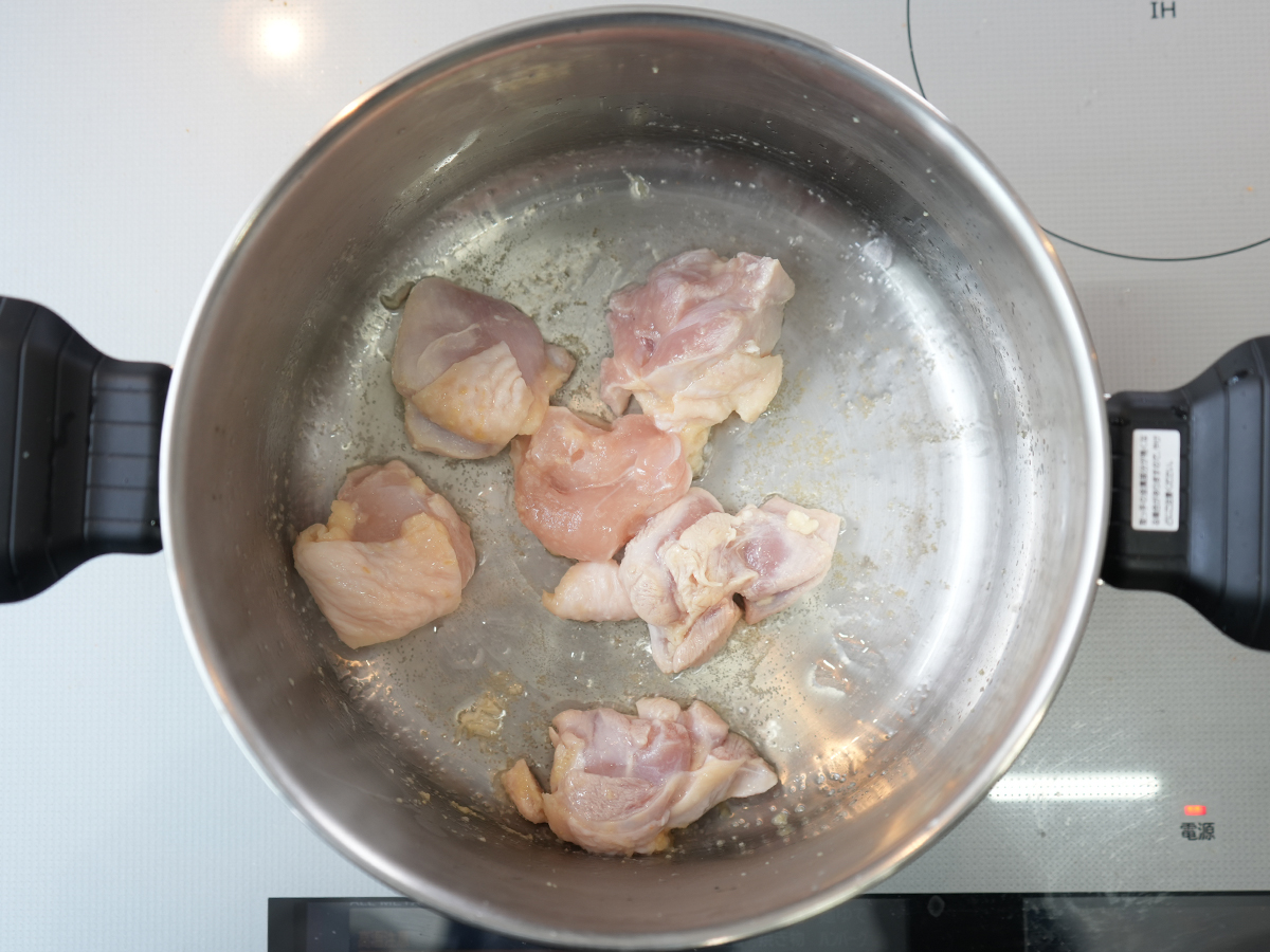 鶏肉を焼くシーン